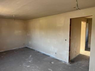 Aan het einde van de Guldensporenlaan wordt eind 2024 deze ruime halfopen bebouwing gebouwd op een perceel van 473m². De woning heeft een breedte van 7m en een diepte van 11m75. De bruto oppervlakte van elk niveau bedraagt 82,25m². <br /><br />Op de gelijkvloerse verdieping beschikt u hier over een inkomhal met toilet, een ruime berging en een leefruimte met open keuken. Op de eerste verdieping liggen 3 slaapkamers, een badkamer en een toilet. <br /><br />De woning wordt afgewerkt tot het niveau van Casco+. Dit wil zeggen dat de afwerking voorzien is tot en met de chapewerken. Zo kan u als koper zelf nog instaan voor uw stijlkeuze wat betreft vloeren, keuken, badkamer. <br /><br />Prijs excl. BTW en registratierechten. <br /><br />Maak nu uw afspraak om uw droomwoning te ontdekken. <br /><br />Woongebied – bouwvergunning – geen rechterlijke herstelmaatregel of bestuurlijke maatregel opgelegd – geen voorkooprecht – verkavelingsvoorschriften<br /><br />O-peil: niet overstromingsgevoelig<br /><br />G-score: A<br />P-score: B<br />