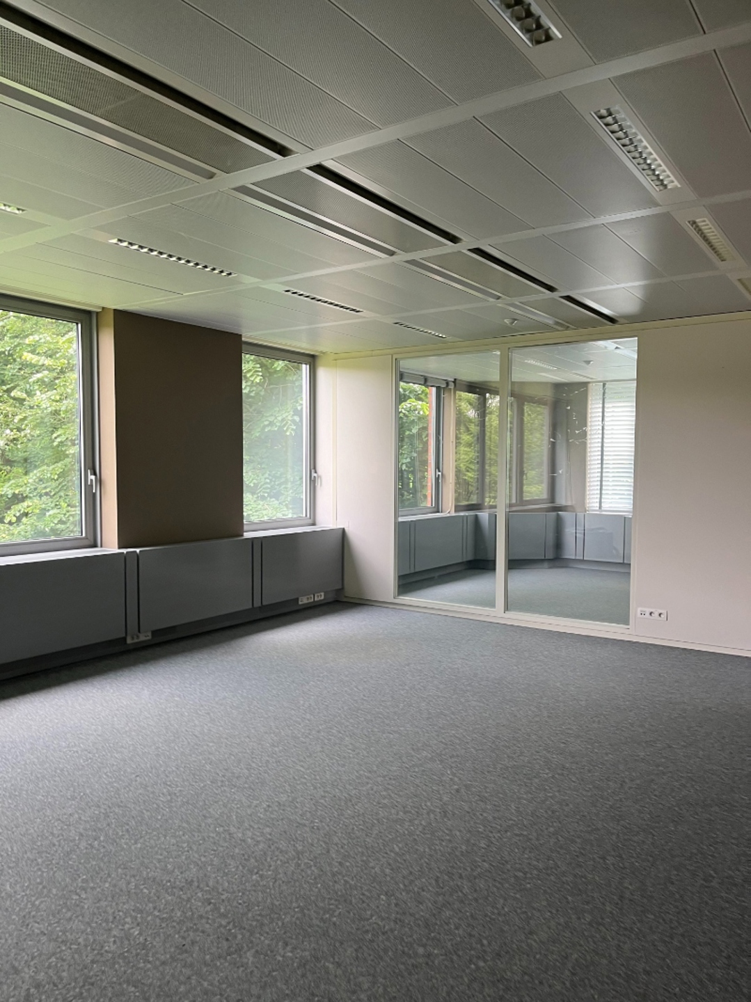 Commercial for rent in Waterloo - photo 4