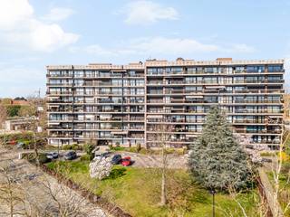 Goedgelegen op 1 minuut van het station: ruime degelijk appartement met 2 slaapkamers en een terras genietend van een magnifiek uitzicht.INDELING:...