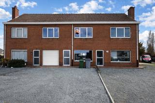 Deze volledig gerenoveerde rijwoning in Zele biedt alle comfort voor wie op zoek is naar een instapklare woning.De woning omvat een inkomhal, een...