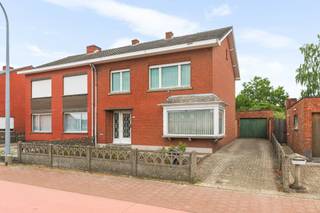 Bent u op zoek naar een woning die u volledig naar uw eigen smaak kunt renoveren? Dan is deze halfopen bebouwing aan de Kloosterbaan 88 in Arendonk een uitstekende opportuniteit.

De woning beschikt over een ruime leefruimte, een praktische keuken, een aangename veranda, twee slaapkamers en een badkamer. Daarnaast zijn er een garage en een ruime oprit met voldoende parkeergelegenheid.

Een extra troef is de zolderverdieping, die tal van mogelijkheden biedt voor wie op zoek is naar extra ruimte. Mits de nodige renovatie kan deze verdieping een mooie meerwaarde vormen voor de woning.

Dankzij de centrale ligging langs de Kloosterbaan geniet u van een vlotte verbinding naar het centrum van Arendonk, winkels, scholen en belangrijke invalswegen.

Bent u op zoek naar een woning met karakter, ruimte en een stevig renovatiepotentieel? Neem dan gerust contact met ons op voor meer informatie.

Oppervlakten zijn indicatief en conform EPC
