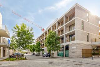 Deze instapklare studio te koop, gelegen in de Regatta wijk op Linkeroever, heeft alles wat u nodig heeft. Dankzij de topligging is er een vlotte bereikbaarheid van en naar de stad. Dit heeft het appartement te danken aan de nabijheid van openbaar vervoer en invalswegen. De studio werd met zorg en smaak afgewerkt, wat meteen zorgt voor een aangename en moderne uitstraling. De ruimte bestaat uit een lichtrijke leef- en slaapruimte, een praktische badkamer uitgerust met lavabo, douche, toilet en aansluiting voor een wasmachine. De studio wordt bovendien aangeboden met de mogelijkheid om roerende goederen over te nemen, wat het geheel extra interessant maakt voor wie meteen wil intrekken of verhuren. Het gebouw zelf biedt tal van faciliteiten, waaronder een fitnessruimte, wasserette, polyvalente ruimte en een fietsenberging. Dankzij het gunstig EPC-label A en de zeer lage gemeenschappelijke kosten is dit niet alleen een comfortabele, maar ook een energiezuinige en budgetvriendelijke keuze. Troeven: - EPC A - Instapklaar - Oostgericht terras - Lage gemeenschappelijke kosten - Ideaal als investering De studio wordt te koop aangeboden voor een prijs van €199.000. Heb jij interesse in deze studio? Aarzel dan niet om ons te contacteren bij vragen of om een bezoek in te plannen. Bent u geïnteresseerd in een appartement of woning te koop in Antwerpen? Aarzel dan niet om ons te contacteren. Had u graag uw eigen eigendom te koop aangeboden contacteer ons dan voor een vrijblijvende schatting, telefonisch op het nummer 03/206.76.76 of per mail naar antwerpen@dewaele.com. Ook voor alle andere vragen omtrent vastgoed, kopen of verkopen kan u steeds bij ons terecht! Bestuursmaatregelen in het maatregelenregister: nee