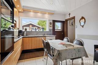 Ontdek deze charmante woning in het hart van Meulebeke, die perfecte harmonie biedt tussen ruimte en comfort. Met een bewoonbare oppervlakte van...