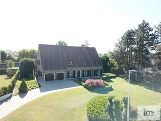 Dit goed onderhouden landhuis ligt op een perceel van 23 a 65 ca, op wandelafstand van het centrum van Wellen, en biedt vier slaapkamers en...