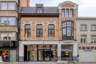 In het kloppende winkelhart van Aalst mogen wij u dit uitzonderlijke pareltje voorstellen:<strong> een compleet en hoogwaardig gerenoveerd luxe-appartement op de tweede verdieping</strong> van een kleinschalig, karaktervol gebouw met een unieke gevel, bestaande uit slechts een handelsgelijkvloers en één ander appartement. Dankzij deze kleinschalige opzet geniet u van minimale gemeenschappelijke lasten (geen lift aanwezig). <strong>Met een bewoonbare oppervlakte van 132 m², torenhoge plafonds, royale raampartijen én een automatisch bedienbare lichtkoepel baadt de woonst in een overvloed aan natuurlijk licht en ademt het geheel een sfeer van pure grandeur. </strong>Binnenin verwelkomt de riante leefruimte u met een indrukwekkend gevoel van openheid, naadloos aansluitend op de kwalitatief ingerichte keuken. De doordachte indeling omvat verder 2 volwaardige slaapkamers, een stijlvolle badkamer en een praktische berging. Als kers op de taart beschikt u aan de rustige achterzijde over<strong> een zalig terras van maar liefst 21 m² –</strong> een heerlijke oase van rust en privacy midden in het bruisende stadscentrum.<br />Ook op energetisch en technisch vlak beantwoordt dit appartement aan de strengste hedendaagse normen: een uitmuntend EPC-label A, energiezuinige vloerverwarming op aardgas, een C+-ventilatiesysteem, asbestveiligheid en reeds voorziene wachtbuizen voor zowel zonnepanelen als airconditioning. Een handige fietsenberging maakt het comfort compleet. Een zeldzame opportuniteit voor wie houdt van authentiek karakter en modern topcomfort op een absolute toplocatie!