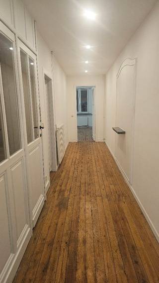 Gezellig 1-slaapkamer appartement op eerste verdieping van een rustig en klein appartmentsgebouw tegenover het mooie Stytelinckpark te Wilrijk. Ruime woonkamer, 1 slaapkamer, vernieuwde keuken en badkamer met inloopdouche, aparte wc en berghok. Geen terras. Totale oppervlakte 97m2. Individuele verwarming op aardgas. Individuele meters voor gas, elektriciteit en water. Lage EPC-score (B). Goede verbinding naar A12 en E19. Rustig gebouw, ideaal voor alleenstaande of koppel zonder kinderen. Staanplaats voor fietsen in gang. Grote huisdieren niet toegelaten,. Onderhoud van condensatieketel inbegrepen in de huurprijs, geen bijkomende algemene kosten.