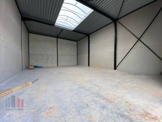 Nieuwbouw KMO-unit met een oppervlakte van 199 m² en 2 privatieve parkeerplaatsen te koop op toplocatie in Izegem.De casco bedrijfsruimte...