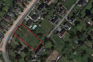 Terrain d'une superficie de 24a06ca à vendre, situé dans une zone d'expansion résidentielle, destiné à l'habitat collectif. Le terrain est situé à...