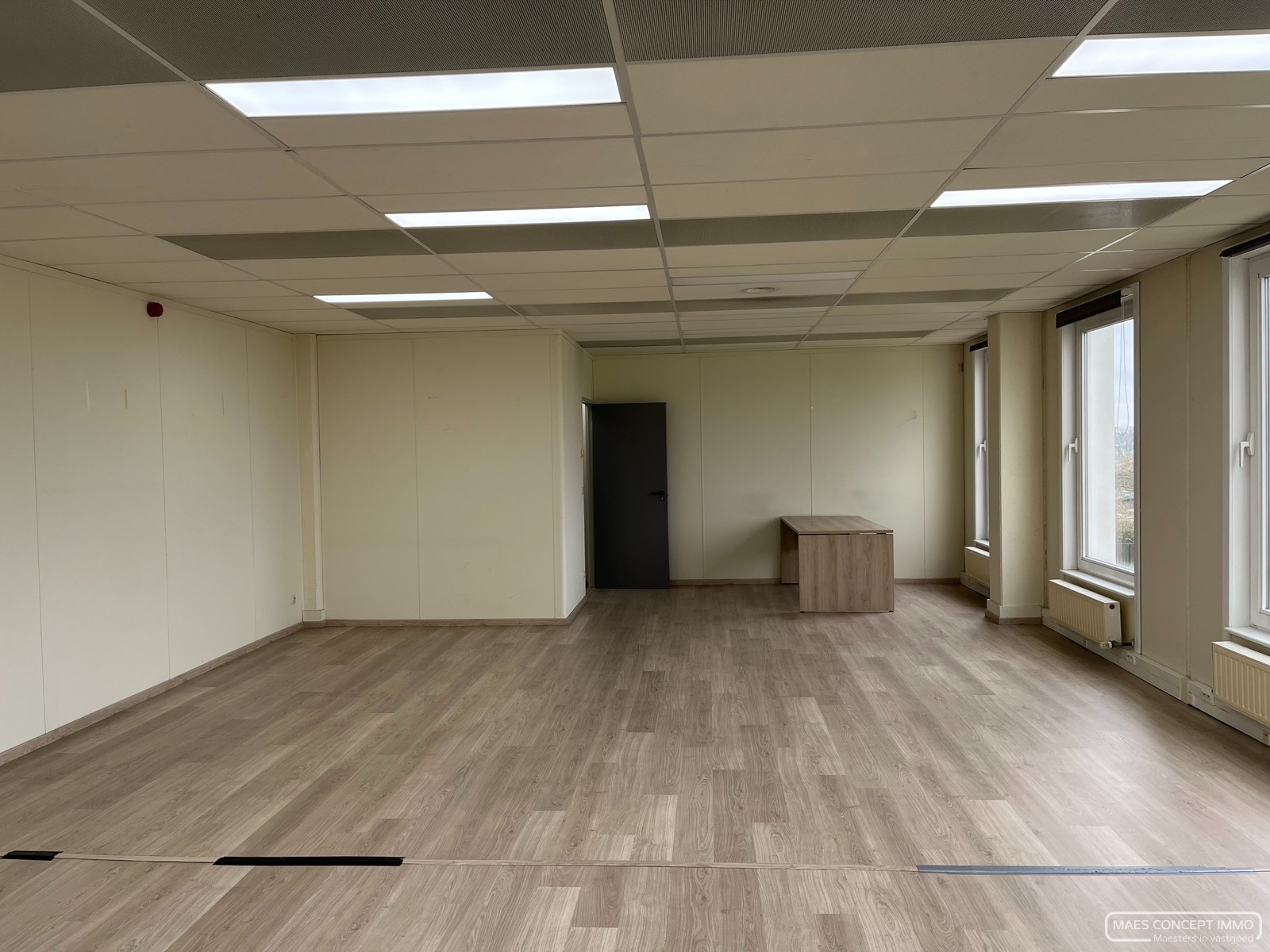 Kantoorruimte te huur in Waregem – klassevol, volledig uitgerust en op toplocatie - photo 4