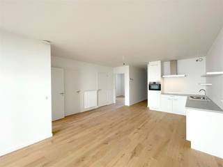<p><span>GELIJKVLOERS APP. MET 2 SLKS + RUIM TERRAS </span></p><p><span> </span></p><p><span>Residentie Hoppe dankt zijn naam aan de brouwerij die vroeger op deze locatie was gevestigd. Het project bestaat uit twee gebouwen met in totaal 38 appartementen. Deze residentie bevindt zich op wandelafstand van de Schelde en met zicht op het Gelaagpark.<br /><br />Alle appartementen bieden een interessante combinatie tussen comfortabel wonen in een groene omgeving. Door het gebruik van duurzame materialen en de hoogwaardige afwerking (met groendak) laat de architectuur de natuur voor zich spreken.<br /><br />Dit appartement bevindt zich op de gelijkvloerse verdieping en omvat een inkomhal, afzonderlijk toilet, een leefruimte bestaande uit een zit- en eethoek met open keuken. Grenzend aan de leefruimte is er een overdekt terras als uitbreiding van de leefruimte dat geniet van een zuidwestelijke oriëntatie. Opnieuw aangekomen in het appartement ontdekken wij nog twee slaapkamers, een volledig uitgeruste badkamer en twee bergingen. </span></p><p><span><br />Nadat wij het appartement hebben bezocht verplaatsen wij ons naar de ondergrondse garage waar wij een autostostaanplaats en een privatieve kelderberging aantreffen.</span></p><p><span> </span></p><p><span>Wenst u meer info of een bezichtiging ter plaatse? Neem dan snel contact op met de medewerkers van Pillar via <span>info@pillar.estate</span></span><span> of 033 695 695.</span></p><p><span> </span></p><p><span>Opgelet: Dit pand wordt enkel verhuur voor korte duur (huurovereenkomst voor 1 jaar). </span></p><p><span>Deze gegevens zijn louter ter informatieve titel. De vermelde oppervlaktes zijn slechts een indicatie. Pillar kan niet verantwoordelijk gesteld worden voor de juistheid van de aan haar verstrekte gegevens. </span></p><p><span> </span></p>