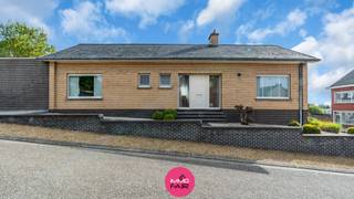 Deze verzorgde, vrijstaande bungalow is rustig gelegen op een zongericht perceel van 750 m² in het geliefde Gellik, een bosrijke deelgemeente van Lanaken.<br />Zowel het Nationaal Park Hoge Kempen en het Recreatiepark De Krieckaert zorgen voor een groene omgeving. Eveneens zijn buurtwinkels en een school op wandelafstand bereikbaar. Zowel Maastricht, Bilzen, Genk én de E313 zijn van hieruit vlot bereikbaar.<br /><br />Deze instapklare bungalow van circa 154 m² woonoppervlakte biedt alle wooncomfort op dezelfde etage. De indeling is als volgt:<br /><br />De royale leefruimte is ingedeeld in een gezellige zithoek met open keuken en een eetkamer. De open keuken met eiland is voorzien van ingebouwde keukenapparatuur (afwasmachine, koelkast en combi-oven).<br /><br />Aansluitend aan de woonkamer vormt het overdekte terras een gezellige plek waar je het hele jaar door kan genieten van de omgeving.<br /><br />Via de nachthal bereik je 2 slaapkamers met een oppervlakte van 14 m² en 13 m², waarvan één is uitgerust met een inloopdressing. De derde kamer is momenteel ingericht als kantoorruimte. In de badkamer is er een inloopdouche, een ligbad en een dubbele lavabo voorzien.<br /><br />De inpandige garage is bereikbaar via de Kerkstraat en biedt ruimte voor 1 wagen.<br /><br />Op kelderniveau zijn er 2 praktische voorraadkelders ter beschikking. De zolderverdieping is bereikbaar via een valluik: deze kan nog verder afgewerkt worden naar eigen smaak en budget.<br /><br />De achtertuin is onderhoudsvriendelijk aangelegd: ideaal voor wie wil genieten in alle comfort!<br /><br />Het afzonderlijke garagegebouw kan je bereiken via de Pastoor Clijstersstraat: deze biedt ruimte voor twee wagens en is voorzien van een automatische garagepoort. <br /><br />Troeven van deze woning:<br /><br />- Alle wooncomfort op 1 verdieping<br />- Gunstige EPC-score B (198 kWh/m²)<br />- Onderhoudsvriendelijke tuin<br />- Uitgerust met airco's en deels voorzien van rolluiken<br />- 2 inpandige garages voor 3 wagens<br /><br />Op zoek naar een betaalbare, instapklare bungalow met alle comfort in het geliefde Gellik? Bel 089 390 990 voor een kijkje ter plaatse!