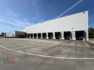 Uitstekend gelegen logistiek magazijn van 9.255 m² te huur naast de containerterminal van Willebroek en dichtbij de A12 waardoor zowel Brussel...