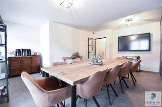 Recent en smaakvol ingericht handelspand op commerciële ligging langs de drukste invalsweg van Beernem. <br /><br />Indeling: Rechts: inkom, ontvangst- en vergaderruimte vooraan (27 m²), uitgerust met streaming- en castingmogelijkheden voor klanten, twee bergruimtes (9,5 m²), afzonderlijk toilet, grote bureauruimte (21 m²) met plaats voor 3 bureaus en toegang tot het terras (100 m²).<br /><br />De handelsruimte beschikt over 2 zonnepanelen, ventilatie, wifi en bedrade internetaansluiting en airconditioning.<br /><br /><strong>- De huurprijs bedraagt 850 EUR/maand exclusief BTW. </strong><br /><br />Troeven:<br /><br />- Commercieel gelegen langs drukke invalsweg<br />- Goede visibiliteit<br />- Op 50m van de E40<br />- Veel lichtinval<br />- Energiezuinig<br /><br />Extra informatie:<br />- Eigen water-, gas- en elektriciteitsmeter<br />- Zonnepanelen<br />- Ventilatie<br />- Airconditioning<br />- Mogelijk tot huren van afgesloten garage<br /><br /><br />Wenst u dit handelspand te bezoeken? Contacteer ons! T: 050 550 750 of info@perspectiefvastgoed.be