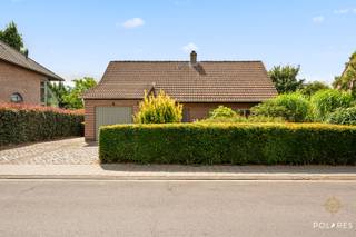 In een rustige, doodlopende straat aan Den Blok 6 in Herent bevindt zich deze verzorgde en instapklare open bebouwing uit 1984, gelegen op een mooi zuidelijk georiënteerd perceel van 7a26ca. De woning geniet van een aangename ligging met veel rust en privacy, terwijl je toch vlot verbinding maakt met Herent, Leuven en de belangrijkste invalswegen. Ook het station van Herent en de nodige voorzieningen bevinden zich op korte afstand.<br /><br />Met een bewoonbare oppervlakte van 193 m² biedt deze woning volop ruimte en comfort. Je beschikt er over drie slaapkamers + bureau, een inpandige garage en een mooie tuin waarin je heerlijk van de zon kunt genieten. Het ruime tuinhuis zorgt bovendien voor heel wat extra bergruimte. De woning is asbestveilig en werd doorheen de jaren goed onderhouden. Dankzij de zonnepanelen en de actieve groene stroomcertificaten is er bovendien een bijzonder interessant energieverhaal: ondanks het huidige EPC-label D, dat mede wordt beïnvloed door de elektrische verwarming en deels aanwezige airconditioning, is het effectieve verbruik bijzonder laag en ontvang je momenteel zelfs nog een maandelijkse opbrengst uit de groene stroomcertificaten.<br /><br />Een verzorgde, ruime en instapklare woning met zonnepanelen, een zonnige tuin en een rustige ligging, ideaal voor wie comfortabel wil wonen in de groene omgeving van Herent.<br /><br />Voor meer informatie bel Marijke op 0489/01.14.96 of mail naar marijke@polares.eu