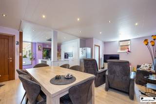 <p><span>Appartement spacieux dans l'ancienne sucrerie de Merksem</span></p><p><span>Cet appartement spacieux d'environ 100 m² est situé au premier étage d'une charmante ancienne sucrerie à Merksem. L'appartement dispose d'un espace de vie généreux avec une cuisine ouverte rénovée et un coin salon confortable. Il y a actuellement une chambre à coucher spacieuse, avec la possibilité de la diviser facilement en deux chambres.</span></p><p><span>La terrasse ensoleillée de +/- 30 m², orientée sud-est, est un atout majeur.</span></p><p><span>Il y a deux garages au rez-de-chaussée : un garage spacieux avec une pièce de rangement attenante de +/- 56 m² et un deuxième garage plus petit de +/- 16 m². Une maison pleine de caractère avec beaucoup de potentiel dans un endroit unique.</span></p><p><span>Caractéristiques techniques :</span></p><ul><li><span>Electricité conforme jusqu'au 28/12/2032</span></li><li><span>EPC : 361 kWh/(</span><span><sup>m2an</sup></span><span>) - pas d'obligation de rénovation</span></li><li><span>Certificat d'amiante présent : sans danger pour l'amiante</span></li><li><span>Nouvelle chaudière depuis janvier 2025</span></li></ul><p><span> </span></p>