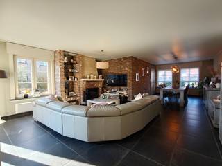 Deze prachtige halfopen bebouwing combineert ruimte, comfort en energiezuinig wonen op een uitstekende locatie. De woning is volledig bemeubeld...