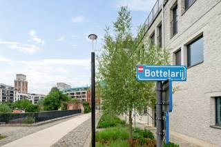 Immo3000 heeft een ondergrondse autostaanplaats te huur in de Bottelarij in Leuven. Toegang tot de ondergrondse parkeergarage is mogelijk zowel via de Sluisstraat als de Mechelsestraat. <br />Geïnteresseerd? Contacteer ons en wij boeken een bezoek in!