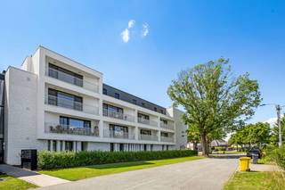 Dit recent project is gunstig gelegen nabij het centrum van Geel. <br /><br />Het appartement omvat een inkomhal, een afzonderlijk toilet, een leefruimte met open keuken, een berging, een badkamer, 2 slaapkamers en een terras. Het appartement is overal betegeld met een stijlvolle grote tegel. De badkamer is voorzien van een grote inloopdouche, toilet en badkamermeubel met wastafel.<br /><br />Ondergrondse autostaanplaats en berging beschikbaar.<br /><br />Bijzonderheden:<br />- EPC: A-label<br />- Gemeenschappelijke kosten: €60