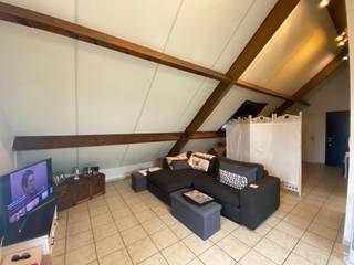 <p><strong>Gezellig appartement met topligging in Maaseik</strong></p>
<p>Op zoek naar een comfortabele woonst op een rustige locatie en dicht bij alle voorzieningen? Dan is dit appartement zeker een bezoek waard. Gelegen in een rustige straat nabij het centrum van Maaseik, geniet u hier van een aangename woonomgeving met tal van mooie wandel- en fietsroutes in de directe omgeving.</p>
<p>Het appartement omvat een inkomhal, een ruime en gezellige leefruimte, een keuken met aansluitende berging, een slaapkamer en een badkamer met toilet en bad/douche.</p>
<p><strong>Troeven:</strong><br />- Rustige ligging<br />- Nabij centrum en winkels<br />- Mooie wandel- en fietsmogelijkheden in de buurt<br />- Praktische indeling<br /><br />Wij <strong>ontzorgen</strong> je ook voor de <strong>verkoop</strong> van je <strong>huidige woning</strong>! Voor meer uitleg helpen we je graag verder.<br /><br />Voor een <strong>bezoek ter plaatse</strong>, klik op onze website www.jansenrealestate.be bij het pand op de knop 'bezoek aanvragen' en je wordt zo snel als mogelijk gecontacteerd.</p>