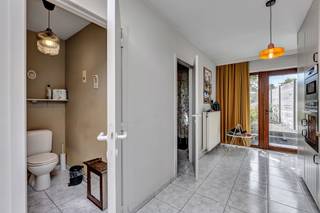 <p>Deze woning is <strong>gunstig gelegen</strong> in Bevere, op een boogscheut van het centrum van Oudenaarde. Dankzij de vlotte bereikbaarheid en de nabijheid van het station, winkels, scholen en andere dagelijkse voorzieningen geniet u hier van een bijzonder praktische ligging. Ook de aansluiting op de N60 is vlot bereikbaar, wat deze locatie ideaal maakt voor wie centraal wil wonen met goede verbindingen naar de ruime omgeving. Via de aparte inkomhal betreedt u de <strong>gezellige leefruimte</strong>, die naadloos overgaat in de <strong>vernieuwde en volledig geïnstalleerde keuken</strong>. Verder bevinden zich op het gelijkvloers een praktische berging, een apart toilet en de badkamer. Op de eerste verdieping bevinden zich <strong>twee slaapkamers</strong>. De zolderverdieping biedt bovendien extra mogelijkheden en kan, mits renovatie, ingericht worden als derde slaapkamer, bureauruimte, hobbykamer of extra bergruimte. Tot slot beschikt de woning over een <strong>gezellig terras</strong> en een <strong>diepe tuin</strong>, waar u volop kunt genieten van rust en buitenruimte. <strong>Dak werd recent geïsoleerd</strong> - <strong>10 zonnepanelen</strong> - <strong>EPC B - Asbestveilig</strong></p>