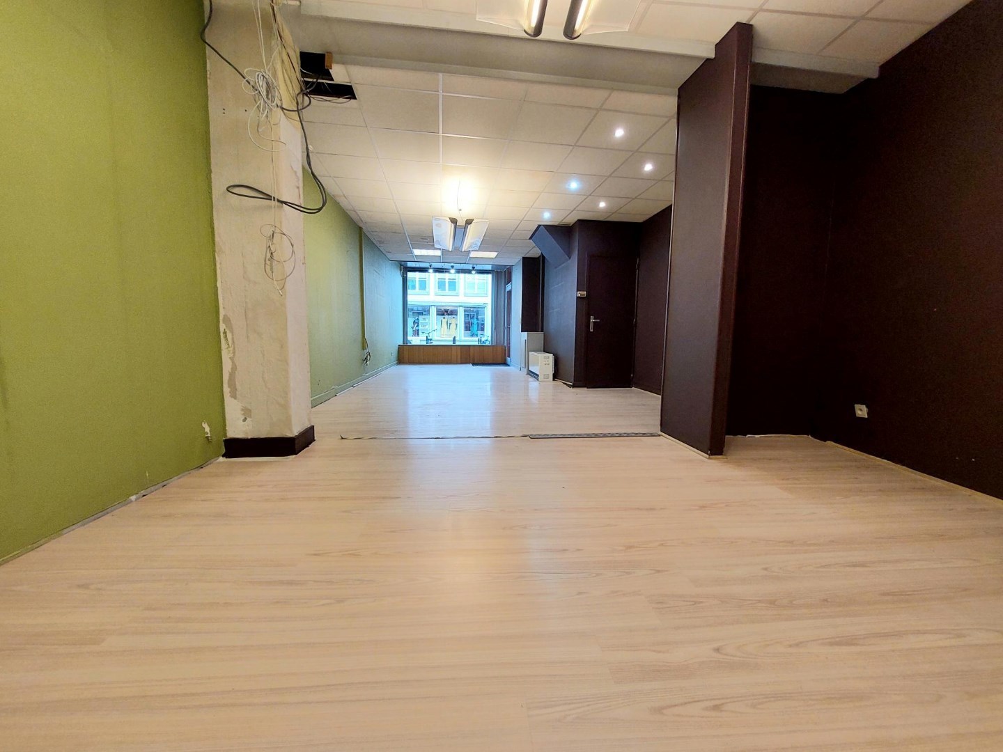 Handelsgelijkvloers met appartement - foto 5