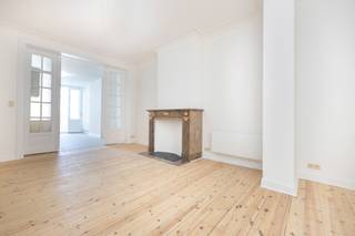 SINT-GILLIS – Op slechts ± 200 m van het Kasteleinsplein, in één van de meest gegeerde wijken van Brussel, ontdekt u dit prachtig appartement van ± 100 m², volledig gerenoveerd in 2025. Een toplocatie, vlak bij de winkels van de Baljuwstraat, trendy restaurants en het openbaar vervoer. Het appartement beschikt over een ruime en lichte leefruimte met elegant parket, en een volledig ingerichte open keuken – ideaal voor wie graag ontvangt. In het slaapgedeelte vindt u twee comfortabele slaapkamers, een moderne douchekamer, een apart toilet en een afgesloten terras, perfect als leeshoekje of kleine bureau. Daarnaast zijn er twee kelders en een zolderruimte, wat extra handige opbergmogelijkheden biedt.
Technisch: EPB C-, conforme elektriciteit, nieuwe gascondensatieketel en nieuwe ramen, wat zorgt voor optimaal comfort, isolatie en energiezuinigheid.
Een instapklaar appartement, ideaal voor eigen bewoning of het uitoefenen van een vrij beroep. Opmetingen ter indicatie.