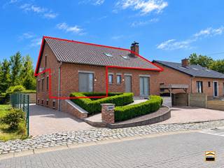 <p><span>Ruim en kwalitatief afgewerkt appartement met 2 slaapkamers en aparte inkom</span></p><p><span>Op een rustige en aangename locatie, nabij de natuur en toch uitstekend verbonden met <br />omliggende steden, bevindt zich dit ruim en smaakvol afgewerkt appartement op de <br />eerste verdieping. </span></p><p><span>Het appartement onderscheidt zich door haar volledig afzonderlijke toegang. Via de eigen <br />inkom op het gelijkvloers, met praktische berging en trap, bereikt men de eigenlijke <br />woonverdieping. Hierdoor geniet men van een bijzonder hoge mate van privacy en <br />zelfstandigheid. Op de eerste verdieping komen we in een ruime en lichtrijke leefruimte <br />met open keuken. De open indeling creëert een aangenaam gevoel van ruimte en maakt <br />deze zone tot het centrale hart van de woning. </span></p><p><span>Vanuit de leefruimte is er toegang tot het privatieve terras, een ideale plek om in alle rust<br />te genieten van de buitenomgeving. Verder beschikt het appartement over twee slaapkamers, <br />een badkamer en een afzonderlijk toilet. </span></p><p><span>Er werd veel aandacht besteed aan de afwerking. De leefruimtes werden voorzien van een <br />smaakvolle en kwalitatieve parketvloer, die zorgt voor een warme en elegante uitstraling.<br />De plafonds werden tot in de nok opengewerkt, hetgeen zorgt voor veel karakter. </span></p><p><span>Voor het verwarmingscomfort beschikt dit appartement over een individuele hoogrendements-<br />ketel op aardgas. Daarnaast zijn er meerdere airco-installaties aanwezig die zowel kunnen <br />verwarmen als koelen. Hierdoor kan het binnenklimaat het hele jaar door comfortabel worden <br />geregeld. </span></p><p><span>Ook is het appartement bijzonder praktisch. Men beschikt over een eigen oprit, waar voertuigen <br />op eigen terrein kunnen worden geparkeerd. Daarnaast is er een privatieve berging in de <br />kelderverdieping en kan men gebruikmaken van de gemeenschappelijke fietsenberging.</span></p><p><span>Dit appartement vormt een uitstekende keuze voor wie op zoek is naar een ruime <br />en kwalitatief afgewerkte woning met veel privacy en een eigen buitenruimte. </span></p>
