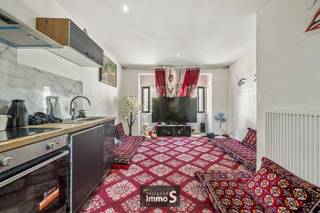 Centraal gelegen en reeds verhuurde opbrengsteigendom te Oostende. <br /><br />Deze gerenoveerde (2023) opbrengsteigendom bestaat uit: 2 appartementen + garage. <br /><br />Op het gelijkvloers opslagplaats met afgesloten ruime garagebox. <br />Op de 1ste verdieping een appartement bestaande uit: woonkamer met keuken, toilet, badkamer, slaapkamer 1, bureau / slaapkamer 2, . <br />Op de 2de verdieping een appartement bestaande uit: woonkamer met keuken, toilet, badkamer, slaapkamer 1, slaapkamer 2.<br /><br />Beide appartementen zijn verhuurd aan correcte huurders, ideale investering met direct &amp; bewezen rendement. <br />Deze opbrengsteigendom is vergund als meergezinswoning met garage op het gelijkvloers. <br />EPC B -126 (1<sup>ste</sup> verdieping) en EPC B - 174 (2<sup>de</sup> verdieping). Elektriciteit conform AREI. <br /><br />(wg,vg,gvv,gvkr, gmo, P&amp;G-score: B, EPC B uc: 3261030-res-1 &amp; 3261175-res-1)