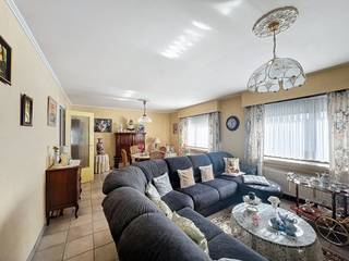 Dit appartement is gelegen aan de rand van het centrum van Maldegem, grenzend aan het Reesinghebos.De indeling omvat een inkomhal met vestiaire,...