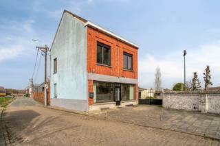 TE RENOVEREN HANDELSPAND/ WONING IN HET CENTRUM VAN SCHELLEBELLE VLAK AAN DE SCHELDE<br /><br />Ben jij op zoek naar een renovatieproject gelegen in het hartje van Schellebelle? Zoek niet verder, dit project is alles wat je zoekt. Deze te renoveren woning is ideaal om jouw droomhuis te realiseren met het prachtige uitzicht op de Schelde vlak aan het dorp.<br /><br />INDELING:<br />Gelijkvloers:<br />- 2 Gezellige leefruimtes<br />- Keuken<br />- Badkamer<br /><br />Eerste Verdiep:<br />- 4 Ruime slaapkamers<br /><br />Zolder:<br />- Grote zolder bereikbaar met vaste trap<br /><br />TROEVEN:<br />- Mooie tuin met een prachtig uitzicht op de kerk en de Schelde<br />- 2 Autostaanplaatsen op de oprit<br />- Idyllische locatie in het centrum dan het dorp te Schellebelle<br />- Mogelijkheid om in te vullen als handelspand of woning, beide zijn mogelijk<br /><br />Wens jij meer info of wens jij een bezichtiging, contacteer dan Nico Soetaert via nico.soetaert@albert.immo of 0496 46 80 03<br />Hopelijk tot snel!<br /><br />Bij Albert kom je thuis