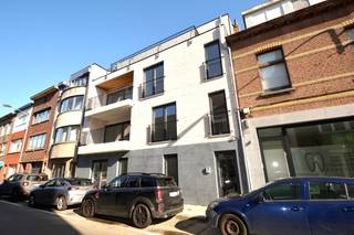 Energiezuinig en zeer recent appartement (PASSIEFBOUW) op de tweede verdieping (lift aanwezig) met 2 slaapkamers en terras gelegen in het centrum...