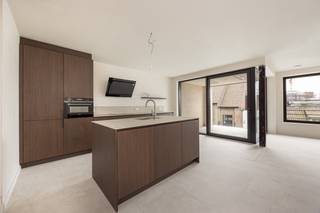 <strong>NIEUWBOUWAPPARTEMENT MET 2 SLAAPKAMERS IN HARTJE HOOGSTRATEN<br /><br /></strong>Dit moderne nieuwbouwappartement gelegen op de eerste verdieping, bevindt zich in het prachtige project "De Tram", in het hartje van Hoogstraten.<br /><br /><strong>INDELING<br />1STE VERDIEPING<br /></strong><span>Inkomhal met ruimte voor een ingemaakte vestiairekast. Woonkamer met open keuken en keukeneiland met toegang naar het terras.<br />Keuken voorzien van volgende toestellen: inductiekookplaat, afzuigkap, combi-oven, vaatwasser en koelkast.<br />Nachthal met toegang tot toiletruimte met handenwasser, 2 slaapkamers, berging/wasplaats, warmtepomp en aansluiting voor wasmachine en droogkast en badkamer voorzien van een inloopdouche en een dubbele lavabo.<br /></span><span><br /><strong>BUITEN<br /></strong>Zuid-georiënteerd terras<br /><br /><strong>KELDERVERDIEPING<br /></strong>Ondergronds is er een parkeergarage voorzien van autostaanplaatsen, fietsstaanplaatsen en private bergingen. <br /></span><br /><span><strong>BIJZONDERHEDEN</strong></span><br /><span>Vloerverwarming. Warmtepomp. Aluminium schrijnwerk. Dubbele isolerende beglazing. <br />Ventilatiesysteem type-D. Zonnepanelen aanwezig. Lift aanwezig.</span><span><br /><br /></span><b>ALGEMEEN<br /></b>Het appartement wordt volledig afgewerkt en instapklaar opgeleverd, met ruime afwerkingsbudgetten en een hoogwaardige materiaalkeuze. Het gehele project bevindt zich momenteel in de laatste afwerkingsfase. <br /><br />De autostaanplaats en kelderberging zijn apart aan te kopen.<br /><br />Project en uitvoering: <strong>Martrick Projects</strong>.