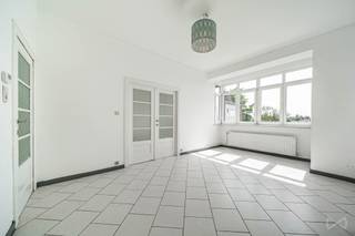 <p><strong>Infos &amp; visites – 02 315 51 71</strong></p>
<p><strong>We Invest Brussels</strong> vous présente ce <strong>bel appartement de 83 m²</strong>, idéalement situé <strong>Avenue Henri Strauven 37</strong>, au <strong>2ᵉ étage</strong> d'une copropriété bien entretenue, à quelques minutes du <strong>Rouge-Cloître</strong>, des transports, des commerces et de toutes les commodités.</p>
<p>Dès l'entrée, vous découvrez un agréable séjour lumineux, une cuisine indépendante avec balcon ainsi que deux belles chambres, dont une avec un second balcon. Une salle de bains spacieuse complète l'ensemble.</p>
<p>En <strong>bon état général</strong>, cet appartement offre une excellente base pour un premier achat ou un investissement. Il bénéficie d'un <strong>PEB D</strong> et d'une <strong>installation électrique non conforme</strong>.</p>
<p>Grâce à son emplacement privilégié, à proximité immédiate des espaces verts du Rouge-Cloître, des écoles, des commerces et des principaux axes, ce bien représente une <strong>belle opportunité</strong> sur le marché.</p>
<p><strong>À visiter sans tarder ! Une opportunité rare dans le quartier.</strong></p>