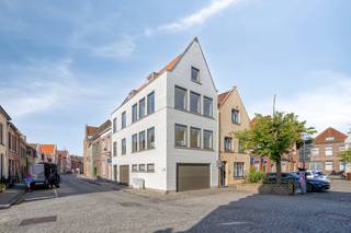 This unique property for rent in Bruges combines a generous living area of 224 m² with the contemporary comfort of a high-quality renovation. Located in an extremely quiet and sought-after neighborhood near the picturesque Coupure and the cozy Ganzenplein, you can enjoy an absolute top location in the historic heart of the city.<br /><br />This building is easily accessible on foot, by bike and by car. A rare and extremely practical asset in the city center are the two indoor garages. In addition, you can relax in the sunny garden with an adjoining terrace — a rare luxury in the center.<br /><br />The house has a favourable EPC (label B), which guarantees energy-efficient and carefree renting. An exceptional opportunity for those who want to live extremely comfortably in a dream location in Bruges!<br /><br />Layout (224 m²): <br />Glvl. :<br />- spacious entrance hall <br />- indoor garage (2x)<br />- laundry room<br />- sunny garden with terrace<br /><br />First floor: <br />- entrance hall with cloakroom<br />- separate toilet<br />- living room with lots of light<br />- fully equipped open kitchen<br /><br />Second floor: <br />- night hall <br />- two spacious bedrooms<br />- bathroom <br /><br />Third floor; <br />- night hall <br />- storage or office space<br />- bedroom<br /><br />The quickest way to visit this property? Request your visit via the pink button on our website (www.dewaele.com) and you will be contacted by our rental expert.<br /><br />Register of measures: pending