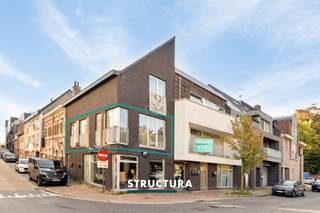 Vous êtes à la recherche d’un appartement soigné bénéficiant d’une situation centrale ou d’un investissement intéressant? Cet appartement d’environ 67 m² est situé au premier étage d’un immeuble récent construit en 2011, au centre de Meise. Grâce à son excellent certificat PEB B, à son installation électrique conforme et à son agencement fonctionnel, cet appartement constitue une belle opportunité, tant pour une occupation personnelle que pour un investissement.L’appartement est actuellement libre et est également proposé à la location au prix de €1.100 par mois.DispositionPremier étage: hall d’entrée, séjour lumineux avec cuisine ouverte, débarras pratique, salle de bains avec baignoire et deux chambres d’environ 11,5 m² et 8 m².Caractéristiques- Surface habitable d’environ 67 m²- Situé au premier étage d’un immeuble sans ascenseur- Année de construction: 2011- PEB B- Installation électrique conforme- Situation centrale- Actuellement libre, mais également proposé à la location à 1.100 €/mois- Intéressant tant pour une occupation personnelle que comme investissement- Mesures inscrites au registre des mesures: nonVous êtes à la recherche d’un appartement prêt à emménager, bénéficiant d’une situation centrale et offrant un potentiel locatif intéressant? Contactez Structura pour plus d’informations ou pour organiser une visite au 02/460.80.46 ou via info@structura.be.