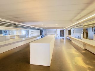 Kantoor van ca. 300 m² te huur op centrale ligging met visibiliteit in Torhout.Indeling van het pand:- open ruimte - aparte keuken - bureel-...