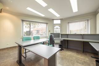 Kantoor met aanluitende goed verzorgde woning en een naastliggende publieke parking met laadpalen. Epc-score: 207 kWh/m² (label C)Ligging: invalsweg...