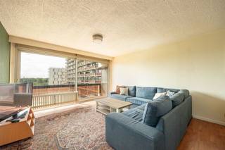 <p><span>In Borgerhout, op de rand van groen en stad, vind je dit appartement met een terras en open zicht. De indeling voelt vanzelfsprekend aan en de omgeving zorgt voor leven, met concerten, events en zomerse hotspots vlakbij.</span></p><p><span> </span></p><p><span>Leefruimte met flow</span></p><p><span>De leefruimte is breed opgevat en laat zich vlot indelen met een volwaardige zithoek en een grote eettafel. De warme vloer zorgt voor samenhang en trekt zich door tot aan de raampartijen, die uitgeven op het terras. Dankzij de open zichtlijnen voelt de ruimte luchtig aan, zonder aan gezelligheid in te boeten. De groene accentmuur geeft karakter en maakt van dit geheel een plek waar je graag thuiskomt en gasten ontvangt.</span></p><p><span> </span></p><p><span>Koken op formaat</span></p><p><span>De keuken staat apart en is praktisch ingericht met lange werkvlakken en veel kastruimte. De inox spoelbak, elek vuur, heteluchtoven en vaatwasser voorzien je dagelijkse benodigdheden. De aansluitende berging zorgt voor dat beetje extra opslagruimte en houdt de keuken strak en overzichtelijk. Dankzij deze opstelling blijft de leefruimte volledig leefruimte, terwijl koken en wonen elk hun eigen plek krijgen.</span></p><p><span> </span></p><p><span>Een plek om te landen</span></p><p><span>De slaapkamers zijn ruim en laten zich vlot inrichten met een dubbel bed en extra kasten, zonder aan ademruimte in te boeten. Het open zicht zorgt voor een rustige achtergrond, ideaal om de dag af te sluiten. De badkamer is praktisch en helder ingericht met ligbad, douche en lavabo, en biedt ook plaats voor de wasmachine. Alles zit logisch samen, zonder overbodige franjes, precies wat je nodig hebt.</span></p><p><span> </span></p><p><span>Muziek, events en afterwork</span></p><p><span>Wonen op wandelafstand van Park Spoor Oost, met allerlei van sport- en ontspanningsmogelijkheden vlakbij en het prachtige Rivierenhof op enkele minuutjes fietsen, dat is mooi meegenomen. A’pen centrum op 15 min fietsen. Je hebt een supermarkt vlakbij, net als openbaar vervoer en toegang tot de Singel en de Ring. Deze buurt is in volle ontwikkeling, inclusief de aanleg van fietspassages naar het stadscentrum toe. Een prima investering dus!</span></p><p><span> </span></p><p><span>maatregelenregister - niet opgenomen</span></p><p><span> </span></p>