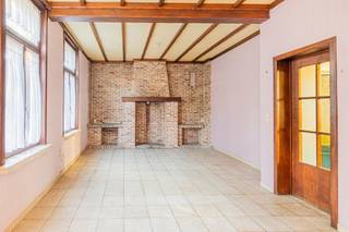 Deze fermette staat op een perceel van +/-552m² en is voorzien van 4 slaapkamers.<br />De woning is rustig gelegen doch met een zeer vlotte bereikbaarheid tot verbindingswegen, openbaar vervoer en het stadscentrum van Mechelen. <br />Tevens bevindt zich de fietsostrade tussen Mechelen en Antwerpen in de onmiddellijke nabijheid.