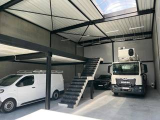 Langs de Haachtsesteenweg in Steenokkerzeel bieden wij een moderne KMO-unit aan van 231m² opslagruimte met een mezzanine van 66m².Deze unit is ideaal...