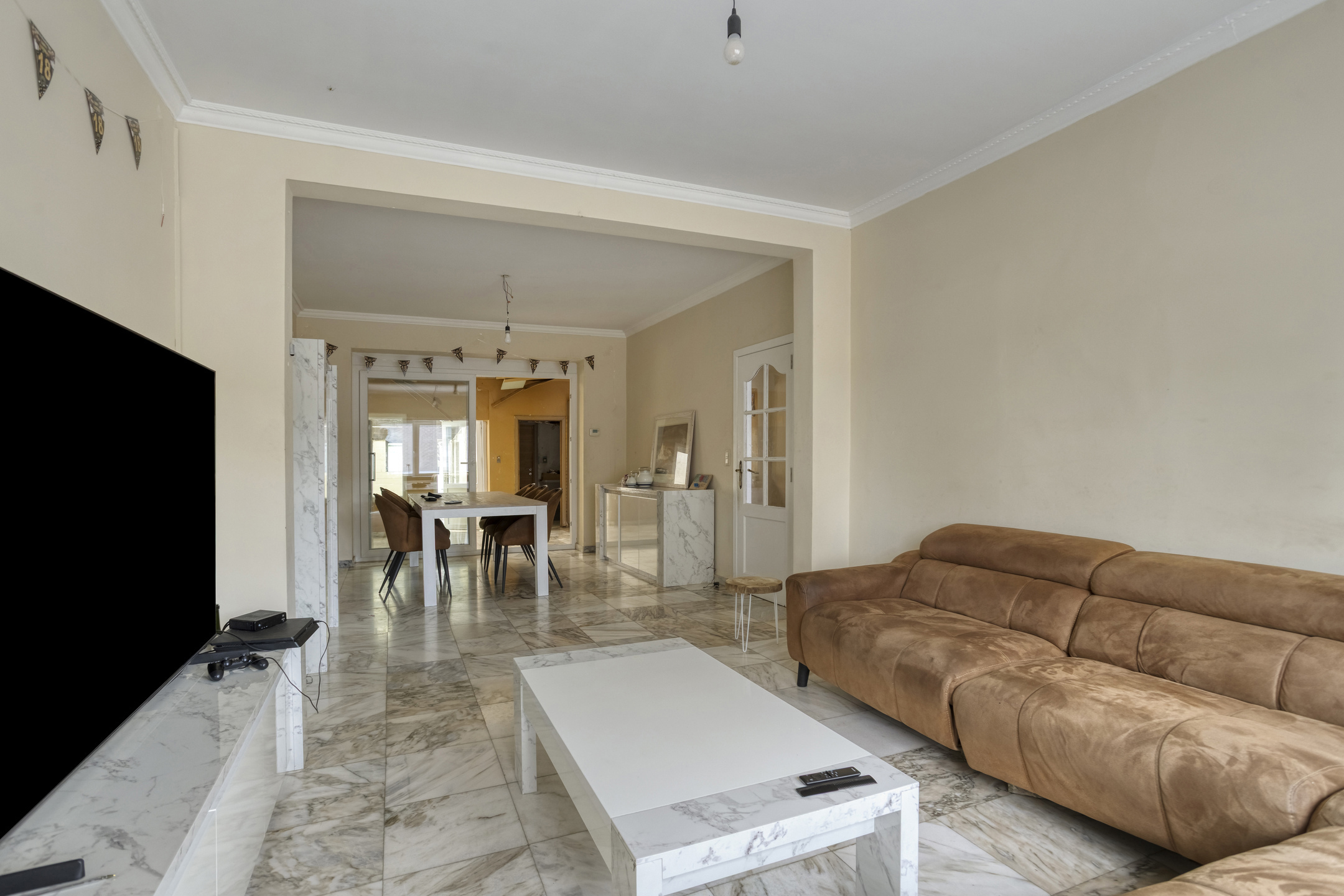Ruime rijwoning met 4 slaapkamers en renovatiepotentieel - foto 4