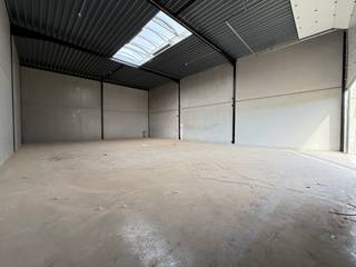 De KMO-unit bevindt zich in het gloednieuw bedrijvenpark "Thea", gelegen in de Careelstraat te Tielt.<br />Deze locatie is gericht op industrie, logistiek en talrijke ambachtelijke bedrijven, centraal in de driehoek Gent - Kortrijk - Brugge voor een vlotte bereikbaarheid!<br /><br />Alsook zéér vlot bereikbaar vanaf het centrum en vlakbij belangrijke invalswegen zoals de E40, N37,.... <br /><br />Deze unit heeft een oppervlakte van 216 m², opgebouwd uit een staalstructuur, geïsoleerde betonpanelen en een lichtstraat. Verder is de unit uitgerust met een automatische sectionale poort en zijn er gedeelde regenwaterputten en een gescheiden rioleringsstelsel. <br /><br />De oplevering van deze unit is gepland voor eind september '25.<br />De gestelde huurprijs is excl. kosten (BTW, OV, gemeenschappelijke kosten).<br /><br />Grijp snel uw kans voor het starten van uw onderneming in dit gloednieuwe bedrijvenpark! <br /><br />EPB in opmaak.