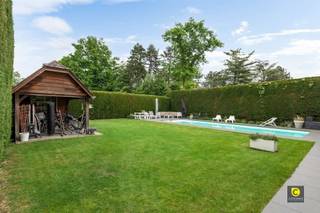 Welkom in deze indrukwekkende villa met 5 slaapkamers en 2 badkamers in Aartselaar waar comfort en elegantie perfect samenkomen. Deze prachtige...