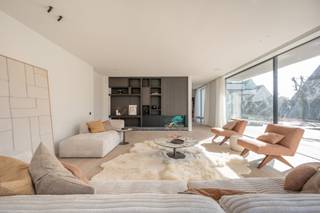 Magnifieke alleenstaande nieuwbouwvilla, hoogwaardige afgewerkt, in een rustige residentiële villawijk met perfecte zonoriëntatie. Prachtig zuidergericht perceel voorzien van een zwembad. Indeling: royale inkomhal met ingemaakte vestiairekasten en gastentoilet. Lift van de -1 tot +1. Door de grote raampartijen genieten de leefruimtes van een natuurlijke lichtinval en bieden ze een prachtig zicht op de tuin met zwembad. De gezellige leefruimte is voorzien van een sfeervolle gashaard, aansluitend een aparte bureauruimte met ingemaakte kasten. De ruime leefkeuken met eetplaats, eveneens uitgerust met gashaard is voorzien kwalitatieve toestellen van Miele (wijnkoeler, oven, combi oven micro-oven, vaatwasser, Amerikaanse frigo/diepvries Liebherr). Via de grote schuiframen heeft men toegang tot een overdekt terras met BBQ. Aansluitend een praktische bijkeuken met wasruimte. Eerste verdieping: nachthal met berging, 3 volwaardige slaapkamers, die elk voorzien zijn van een dressing en ensuite badkamer (lavabo, douche, toilet en bad) die zeer luxueus afgewerkt zijn. Tweede verdiep: vierde en vijfde slaapkamer met ingemaakte kasten en een douchekamer. Extra bergruimte. Garage voor twee wagens en een golfcar. Buitenparking. Kelder met verschillende ruimtes oa. technische ruimte, wijnkelder mogelijk, berging, ... Architect Luc De Beir, binnenhuisarchitect Brian Chielens, tuin door Dominik Eeman. Automatische besproeiing, tuinverlichting, camera, Vola kraanwerk, zwembad (warmtepomp), lift, geothermie. Verkoop onder registratierechten. Contacteer Knokke Real Estate om een bezoek in te plannen.