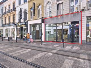Dit moderne handelspand (102 m²) bevindt zich in de populaire Brabantdam, een Gentse winkelstraat met veel passage. Dankzij de grote raampartijen geniet het pand van optimale visibiliteit en veel lichtinval, ideaal voor commerciële doeleinden. De ligging is bovendien uitstekend: midden in een dynamische buurt met een breed aanbod aan winkels, boetieks en horeca, vormt deze locatie een echte trekpleister voor shoppers en passanten. Bekende ketens en lokale handelaars zorgen voor een aantrekkelijke mix die dagelijks veel volk aantrekt.Vlot bereikbaar met zowel het openbaar vervoer, de fiets als de auto, met voldoende parkeermogelijkheden in de nabijgelegen ondergrondse parkings Gent Zuid en Kouter.Perfect voor ondernemers die op zoek zijn naar een strategische locatie met maximale visibiliteit en passage!Oppervlakte:Handelsruimte (gelijkvloers): 102 m²Mezzanine: 39 m²Specificaties:- LED-verlichting- Vitrinebreedte: ca. 6 m- Instapklaar- Geavanceerd verlichtingssysteem- Warmtepomp (verwarming en koeling)- Sanitair met lavabo- Aparte tellers- Houten vloerBeschikbaarheid:Onmiddellijk beschikbaar.Hebt u interesse in dit handelspand te huur in het centrum van Gent? Neem zeker contact op via 09 245 35 35 of business.gent@dewaele.com