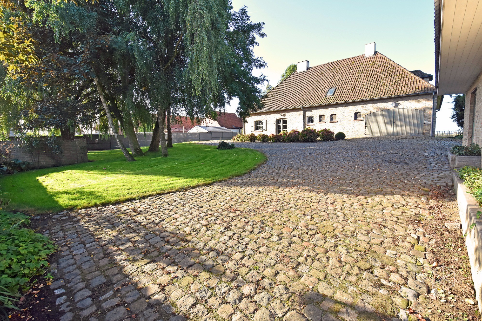 Klassevolle villa met bijgebouw op unieke ligging aan het kanaal Gent-Brugge - foto 4