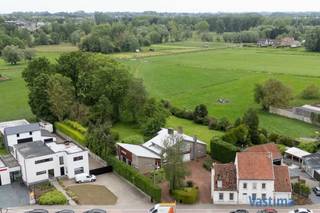 Welkom in een stukje architecturale geschiedenis waar karakter, ruimte en mogelijkheden samenkomen op een unieke locatie tussen Aalst en Wetteren.<br /><br />Deze bijzondere eigendom bestaat uit 2 halfopen bebouwingen die samen één uniek geheel vormen. Dankzij de afzonderlijke kadastrale percelen en nutsvoorzieningen biedt dit domein tal van mogelijkheden voor gezinnen, vrij beroepers, kangoeroewonen, zorgwonen … om uw woonproject of droomwoning te realiseren. Of u nu kiest voor renovatie of sloop en heropbouw, u geniet hier van maximale vrijheid om uw eigen architecturale visie vorm te geven, uiteraard in samenspraak met de dienst stedenbouw.<br /><br />Het perceel van maar liefst 57 are is een ware groene oase. Omgeven door volwassen bomen en een prachtige parktuin geniet u hier elke dag van een instant vakantiegevoel. De combinatie van open ruimtes en verborgen hoekjes zorgt voor een unieke woonbeleving waar privacy centraal staat.<br /><br />De ligging tussen Aalst en Gent zorgt bovendien voor een uitstekende bereikbaarheid. Hierdoor combineert deze eigendom moeiteloos wonen, werken en ontspannen op één unieke locatie.<br /><br />Dit is geen standaard grond, maar een uitzonderlijk domein met karakter, geschiedenis en ongeziene mogelijkheden. Een eigendom die u moet voelen, beleven en ontdekken.<br /><br />EPC 177: 763 kWh - 20220427-0002580946-RES-1<br />EPC 179: 431 kWh - 20260525-0003876545-RES-1<br /><br />Interesse? Neem vandaag nog contact met ons op voor het volledige verkoopdossier en ontdek de mogelijkheden van deze unieke eigendom.