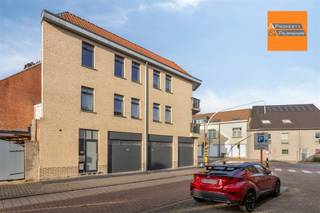 <p><span>Lichtrijk 2 slaapkamer appartement met garagebox.</span></p><p><span> </span></p><p><span>In een recent en klein gebouw van 2017  ZONDER LASTEN vindt u dit instapklaar appartement van +/- 90 m² met veel lichtinval. </span></p><p><span>Een ideale combinatie van comfort en bereikbaarheid.</span></p><p><span> </span></p><p><span>VANAFPRIJS VAN 295.000€</span></p><p><span>SCOOP SALE DINSDAG 3/2 VAN 16.00 TOT 19.00 EN ZATERDAG 07/2 VAN 11 U TOT 14.00 OP AFSPRAAK</span></p><p><span> </span></p><p><span>De leefruimte  heeft grote raampartijen die zorgen voor veel natuurlijk licht en wordt verlengd met een balkon. </span></p><p><span>De keuken (oven, kookvuur, vaatwasser, koelkast) is open sluit naadloos aan op de woonkamer.</span></p><p><span> </span></p><p><span>Het appartement beschikt over twee ruime slaapkamers (+/- 15 en 14 m²) , een badkamer met lavabo, ruime douche en aansluiting voor de wasmachine, een apart toilet en een praktische berging naast de keuken.</span></p><p><span> </span></p><p><span>Troeven:</span></p><p><span>- Ruime garagebox.</span></p><p><span>- Verwarming op aardgas en driedubbele beglazing, EPC B, 129 kWh/m²/j.</span></p><p><span>- Gepantserd deur.</span></p><p><span>- Geen lasten, geen syndicus.</span></p><p><span>- Goede verbinding met invalswegen, scholen, winkels en openbaar vervoer.</span></p><p><span> </span></p><p><span>Boek nu uw bezoek !</span></p>