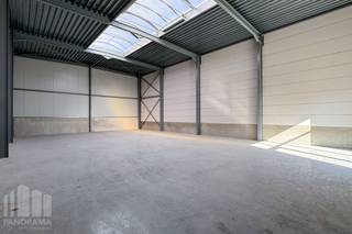 Nouvelle unité PME d'une superficie de 480 m² à louer, bénéficiant d'un emplacement exceptionnel le long de la zone commerciale Brusselbaan à Hekelgem (Affligem).<br /><br />L'espace de stockage est équipé d'une grande porte sectionnelle, d'une baie vitrée (3 m x 3 m), d'une verrière et d'une hauteur libre de 6 m, idéale pour le stockage/la production/l'atelier. De plus, l'entrepôt est équipé de services publics (eau, électricité et données), d'une salle de douche avec possibilité de raccordement à des toilettes. L'entrepôt fait partie de la phase III du projet de construction de PME « ID Park bis ».<br /><br />Installez votre entreprise dans l'ID Park bis, dans un emplacement extrêmement central et facilement accessible grâce à la proximité de l'E40 (6 min). <br />Présence de 6 places de parking privatives (incluses dans le prix). <br /><br />Contactez PANORAMA B2B pour des informations (techniques) complémentaires, des plans ou une visite sans engagement au 0477 07 30 30.