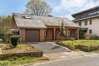 <p><span>Deze woning geniet van een gunstige ligging met een vlotte bereikbaarheid dankzij de nabijheid van belangrijke verbindingswegen en de autosnelweg (E313). Tegelijk woon je hier in alle rust, weg van de drukte!</span></p><p><span> </span></p><p><span>De woning beschikt over een zeer solide basis en biedt tal van mogelijkheden voor wie ze verder wil renoveren en naar eigen smaak afwerken.</span></p><p><span> </span></p><p><span>Indeling: Via de inkomhal- en nachthal bereik je een afzonderlijk toilet en de lichtrijke leefruimte met open keuken, uitgerust met kasten en toestellen. Verder zijn er twee slaapkamers, een badkamer met lavabo en ligbad, een praktische wasplaats en een inpandige garage.</span></p><p><span> </span></p><p><span>Extra info: Kruipkelder aanwezig, ruime zolder van ca. 80 m² (toegankelijk via luik) - ideaal als extra bergruimte of uitbreidingsmogelijkheden, dubbele beglazing (buitenschrijnwerk: hout), handmatige rolluiken, verwarming via 2 gaskachels. SBU: In aanvraag.</span></p><p><span> </span></p><p><span>Kortom, een woning met veel mogelijkheden, perfect voor (handige) kopers of investeerders die hun eigen stempel willen drukken.</span></p><p><span> </span></p><p><span>Kom snel de mogelijkheden ontdekken en maak van deze woning jouw nieuwe thuis!</span></p><p><span> </span></p><p><span>Kenneth (kenneth.pollet@vastgoedhuys.be) op 0472/03 25 88 of Melissa (melissa.cardaci@vastgoedhuys.be) op 0486/54 71 80.</span></p>